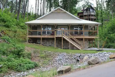 Image de Nouveau! Construit en 2018, c'est un charmant chalet spacieux pouvant accueillir 6 personnes!