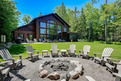 Image de Nouvelle Liste! Maison de luxe au bord du lac avec quai, plage, bain à remous, bar et salle de théâtre