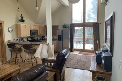 Image de Ski de printemps en avril Seulement 250 $ / nt 2 Br 2 Ba, bain à remous, terrasse, 1/2 mi / ascenseur