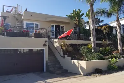 Image de Maison sur la colline-calme, de superbes vues, Wifi gratuit, terrasse sur le toit, divertissement en plein air