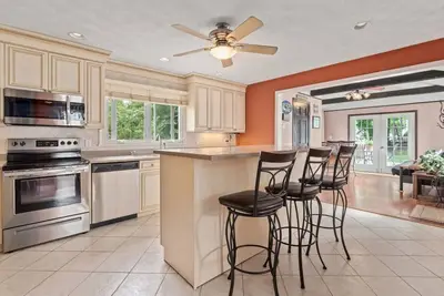 Image de Maison accueillante de 7 pièces avec grande terrasse et grande cour. <15 miles à Boston / Salem.