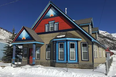 Image de Maison confortable Mountain View à quelques pâtés de maisons du centre de la ville.