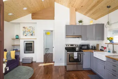 Image de Nouveau avec foyer chaleureux: chalet Alberta Arts SilverStar dans le nord-est de Portland.