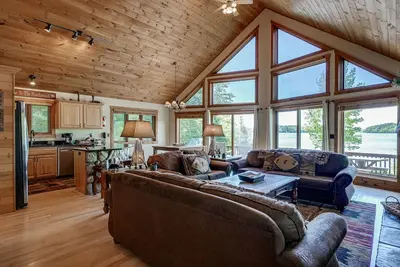 Image de Nouvelle Liste! Lodge au bord du lac avec quai privé, foyer, terrasse et coucher de soleil