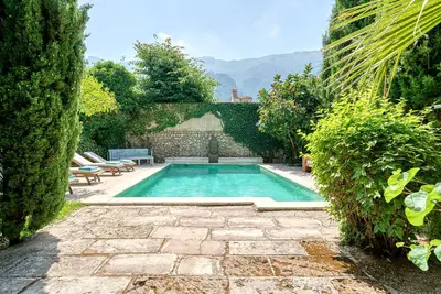 Image de Villa en ville avec grande piscine et vues depuis le hall sur Serra de Tramuntana