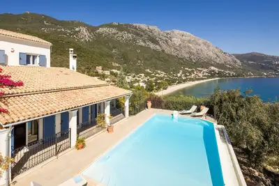 Image de «Collection Prestige» | Barbati | Villa pieds dans l'eau avec amarre pour bateau