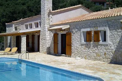 Image de Villas Prestige | Nissaki | 5 * Stone Olive Press, grande piscine avec vue sur la mer