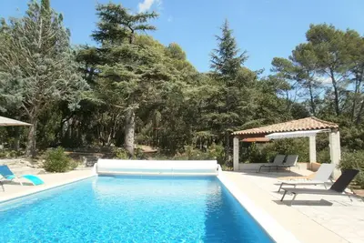 Image de Lorgues: clim, piscine 12x6, plongeoir, jardin clos, vue panoramique au calme