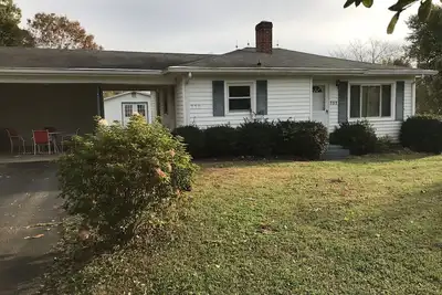 Image de Pet Friendly Cottage dans le pays près de Mayberry