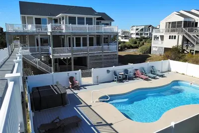 Image de Front de mer, piscine privée, bain à remous, ascenseur, salle de jeux. Wh-39