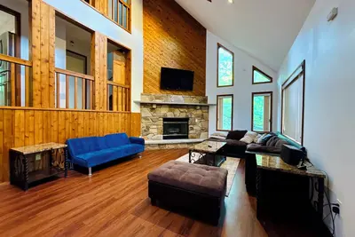 Image de Maison moderne de luxe dans les Poconos! Sonos, Weber Grill sur le pont, piscine Promotions *