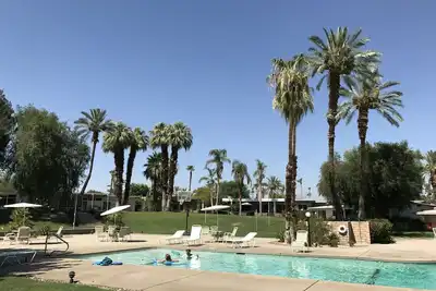 Image de Mid Century Desert Oasis - À pied du jardin de tennis, navette Coachella / Stagecoach!