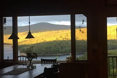 Image de Lac unique et vues, bain à remous et sauna. Près du Mont Neige