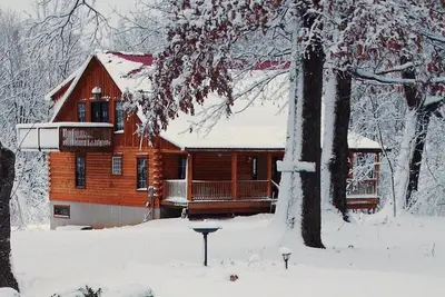 Image de Cabine De Crevet De Spring Seclus, bain à remous, WiFi, table de billard, . Baby-foot Faune