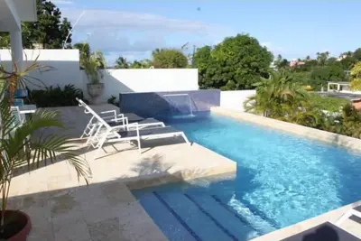 Image de Belle piscine de jardin, marcher jusqu'Ă la ville