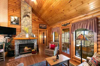 Image de Cabane de luxe Branson Woods - très grands lits, piscine intérieure, équipements sans fin