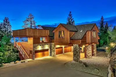 Image de 17 chambres / 18 salles de bain, Epic Mega Mansion 17 000 pieds carrés avec piscine intérieure, Ski in Ski out