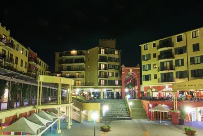 Image de Funky appartement juste au-dessus des zones les plus cool des restaurants et des boutiques