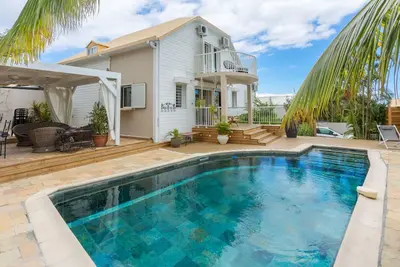 Image de Badamier Blanc villa familiale 5* à st Gille piscine chauffée