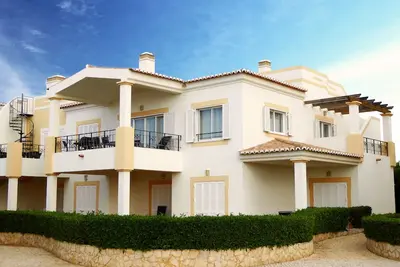 Image de Superbe maison de ville de 3 chambres, près de la piscine, situé dans la vue, Salema