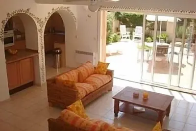 Image de Jolie maison moderne à la périphérie d'un village bien équipé, climatisée.