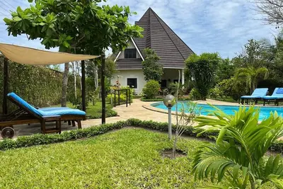 Image de Villa de rêve Maisha-Bora pour 4 à 6 personnes, piscine incl. Ménage et cuisine