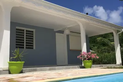 Studio avec piscine au bord de mer
