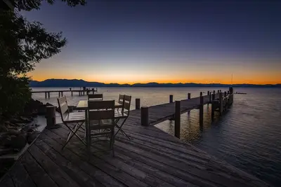 Image de Belle maison au bord du lac avec Pier et bouée. Pooch Friendly.