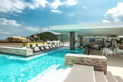 Image de Nouveau condo de luxe au coeur de la Zona Romantica.