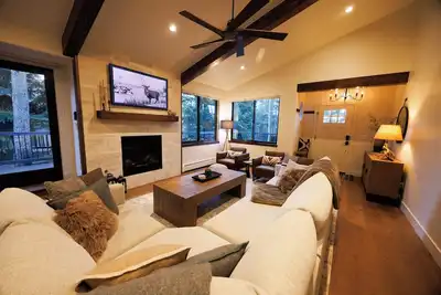 Image de Grande maison de ski avec bain à remous privé près des pistes