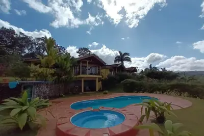 Image de Maison de luxe donne sur le volcan Arenal et le lac Arenal et Ceiba Arbre