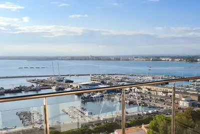 Image de Appartement agréable, très lumineux, idéal pour se détendre sur la terrasse.