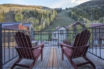 Ski In, Ski Out Condo Cimarron Lodge 31. Vue sur la montagne, parking chauffé, bains à remous