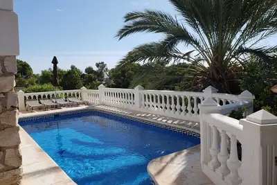 Image de Grand solarium - vue sur la mer - piscine - beau jardin - jusqu'à 7 personnes - emplacement privé