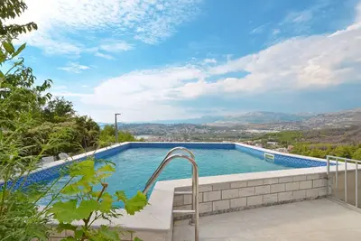 Image de Grand appartement avec piscine privée à Podstrana