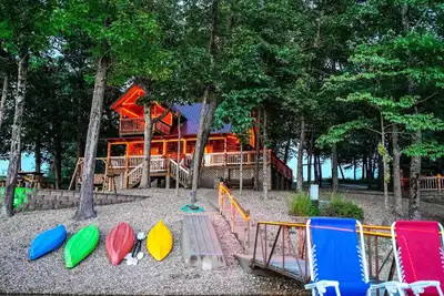 Image de Chalet avec 30 acres, quai et lac privé - près de Ozarks