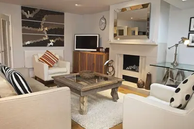 Image de Diddly Squat, 43 Dart Marina, Dartmouth