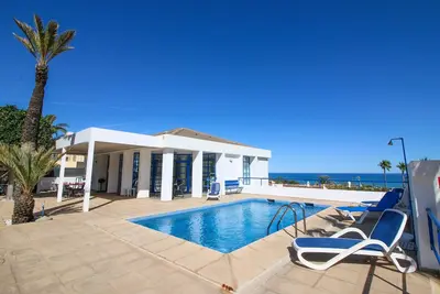 Image de Villa moderne avec vues à Galeretes Ju