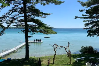 Image de Grande maison de luxe du lac Elk avec terrain de volleyball sur sable