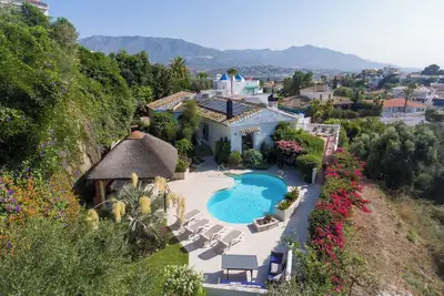 Image de Villa luxueuse, paisible et bien équipée. Intimité totale au bord de la piscine et dans le jardin.