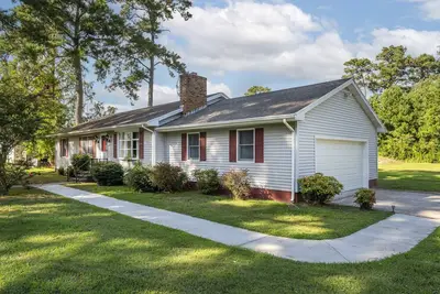Image de Cette charmante maison de 3 chambres / 2 salles de bain est prête à faire de vos rêves de vacances une réalité.