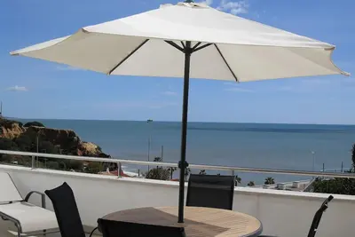 Image de Appartement Water-Eye avec vue imprenable sur la piscine et la plage