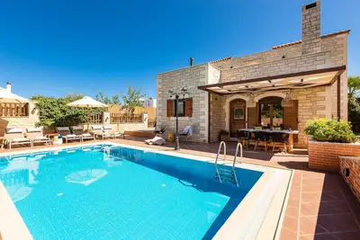 Image de Villa familiale Myrtia avec piscine privée, à 2 minutes à pied des commodités locales