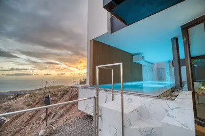 Image de Maison d'architecte avec piscine couverte, vue mer,