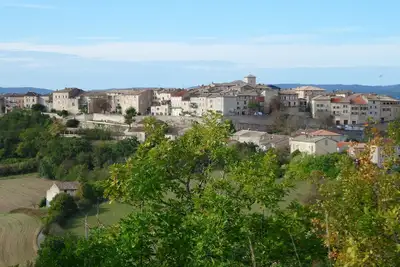 Studio renové dans village médiéval