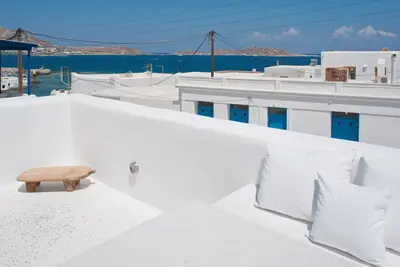 Image de La Maison Olive Naoussa avec vue sur la mer depuis la terrasse