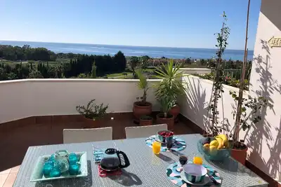 Image de Appartement vue mer, golf et montagne, Ă 500 m de la mer