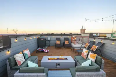 ★ Ultimate Party Party Pad près du centre-ville avec terrasse sur le toit ★