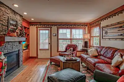 Image de 3 chambres à coucher Plus un dortoir bonus, 3. 5 salles de bain: Ski In / Ski Out<br>Camp 4 Hot Tub. 3King Master chambres