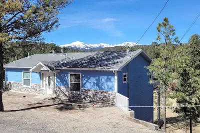 Image de Brand New Cottage avec une vue magnifique sur la montagne.
